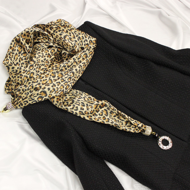 ジャケット＆ストール 黒に映えるヒョウ柄ストール<br />Jacket & stole in leopard print