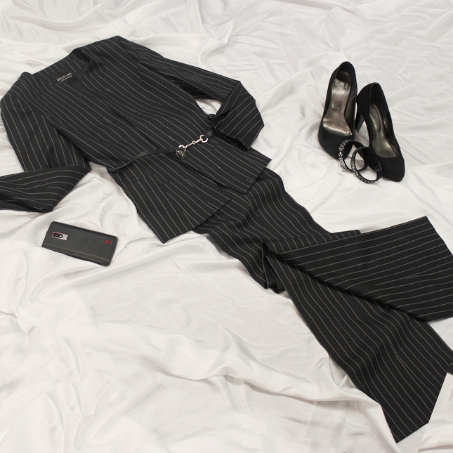 パンツスーツ ノーカラージャケット<br />Striped collarless jacket and pants