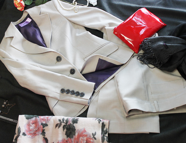 パンツスーツ ライトグレーの生地にパープルの裏地<br />Light gray jacket with purple lining & skirt