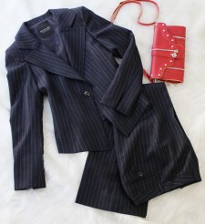 パンツスーツ ラメストライプ<br />Dark navy pants suit with lame inserted stripes