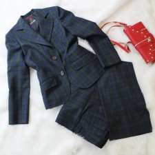 パンツスーツ チェック柄のテーラースーツ<br />Checked tailor jacket and pants