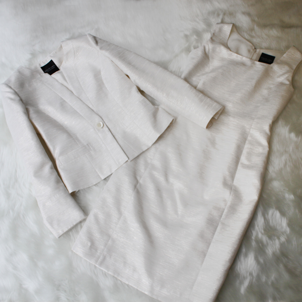 ワンピーススーツ ラメ入りでプレミアムな仕上がり<br />White lame inserted dress suit