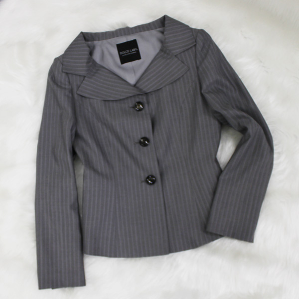 デコルテジャケット ストライプ柄<br />Striped decollete jacket