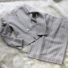 スカートスーツ 爽やかなサマーツイード<br />Light gray skirt tweed summer suit