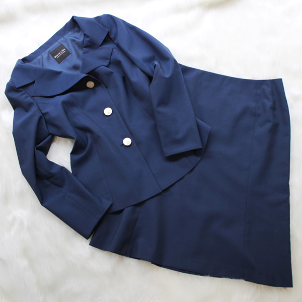 スカートスーツ 濃いブルーに白のボタン<br />Blue skirt suit with white buttons