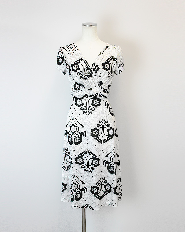 ワンピース 白と黒のプッチ柄<br />White crossover dress made of Parolari Emilio Pucci fabric