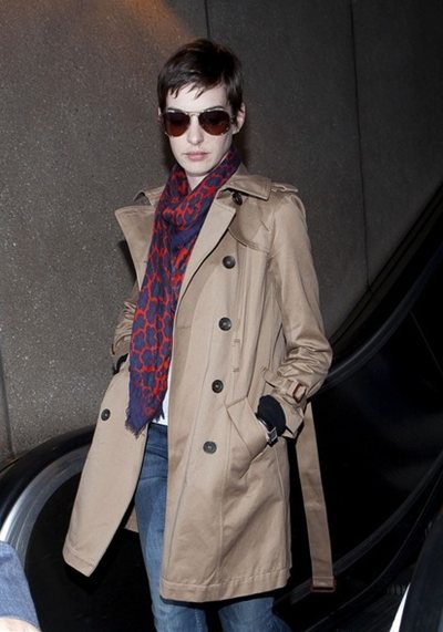 アン・ハサウェイ(Anne Hathaway) トレンチコートファッション