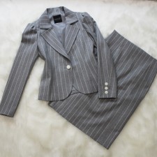 スカートスーツ シンプルなライトグレー<br />Silver gray skirt suit