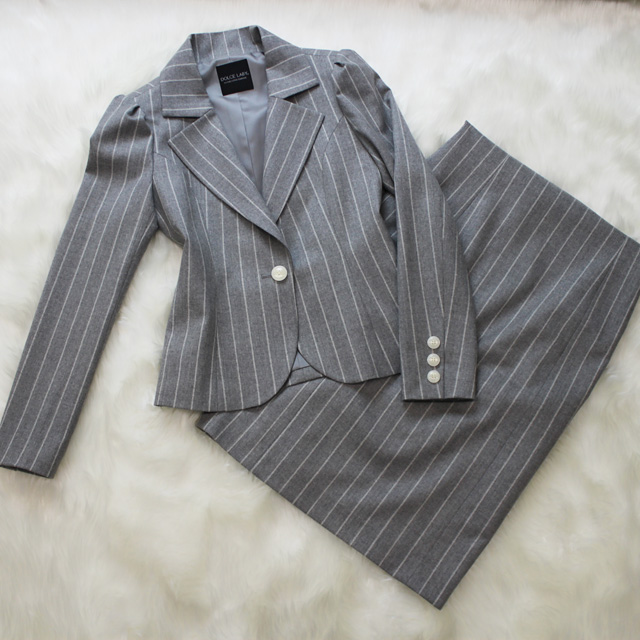 スカートスーツ シンプルなライトグレー<br />Silver gray skirt suit