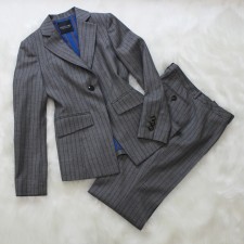 パンツスーツ 濃いめの重厚なデザイン<br />Gray striped half pants suit