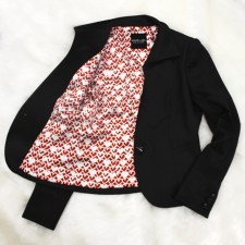 ハイカラージャケット 赤いハート柄の裏地<br />Chic black high collar jacket with heart printed lining