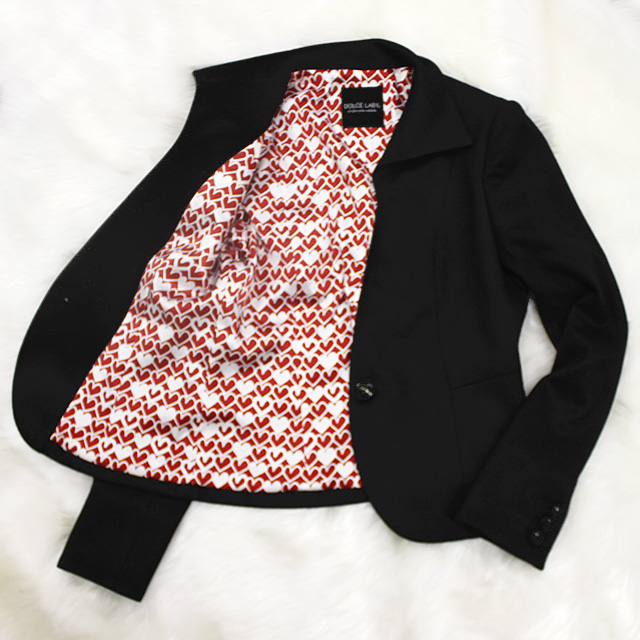 ハイカラージャケット 赤いハート柄の裏地<br />Chic black high collar jacket with heart printed lining