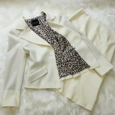 スカートスーツ ヒョウ柄の裏地がセクシー<br />White skirt suit with leopard lining