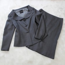 スカートスーツ グレーの生地にストライプ柄<br />Arsenic gray skirt suit