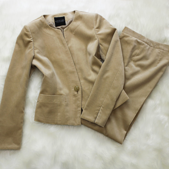 ノーカラージャケット ベルベット生地<br />Beige velvet jacket