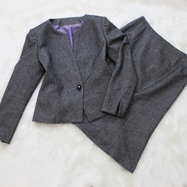 スカートスーツ ストレッチ性の高いグレーの生地<br />Pewter gray stretch skirt suit