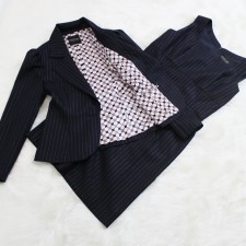 ワンピーススーツ ラメ入りストライプがゴージャス<br />Navy dress suit with lame inserted stripes