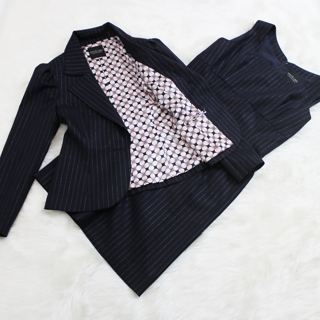 ワンピーススーツ ラメ入りストライプがゴージャス<br />Navy dress suit with lame inserted stripes