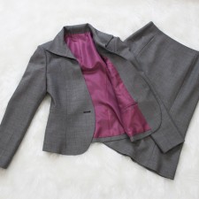 スカートスーツ 鮮やかな紫の裏地<br />Davy’s gray skirt suit with purple lining