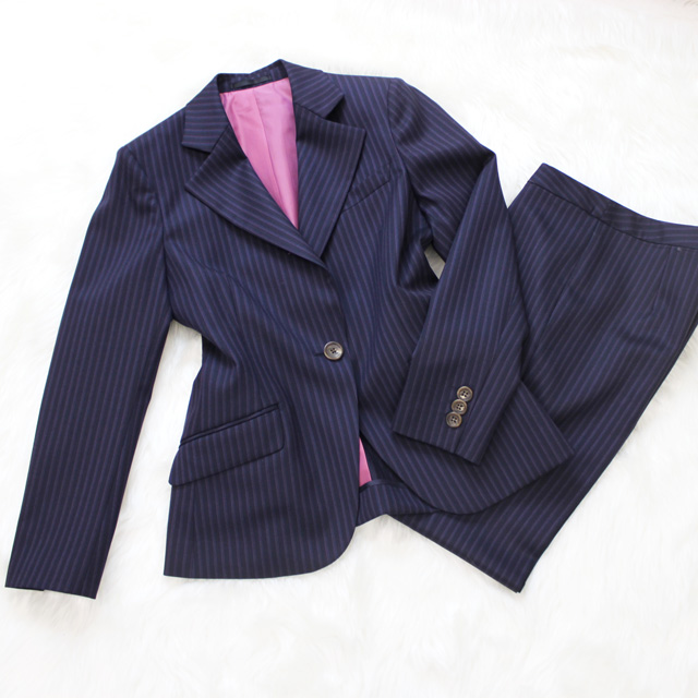 パンツスーツ ネイビー地にピンクのストライプ<br />Blue pants suit with pink striped lining