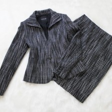 スカートスーツ 重厚な黒地のツイード素材<br />Black thick tweed skirt suit