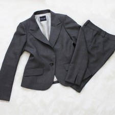 パンツスーツ スタンダードなグレー<br />Charcoal gray pants suit