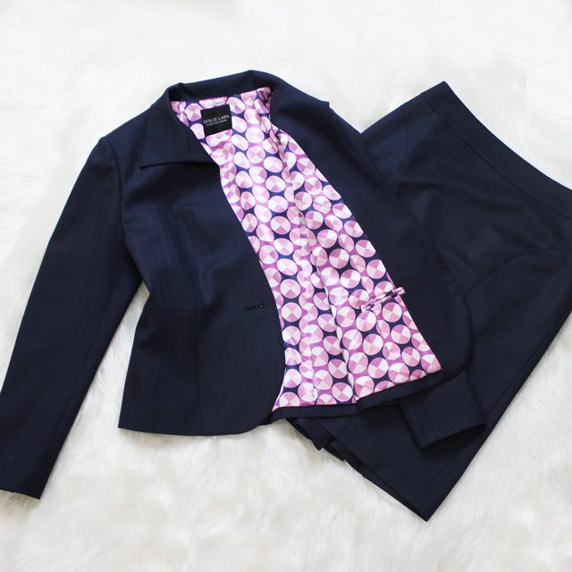 スカートスーツ カジュアルなピンクの裏地<br />Navy skirt suit with pink lining