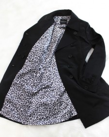 トレンチコート ブラック＆ヒョウ柄の裏地<br />Chic black trench coat with leopard lining