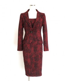 ワンピーススーツ 黒×赤 バラ柄<br />Dress suit in red rose pattern
