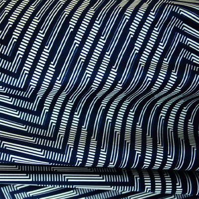 幾何柄プリント ネイビー×ホワイト(KKP727-D-34-A)<br />Fabric in Herringbone Print, Navy & White