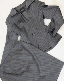 グレーストライプスカートスーツ<br />Gray Striped jacket & skirt