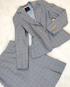 ライトグレーチェックスカートスーツ<br />Light gray checkered skirt suit