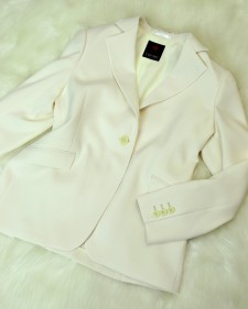 エンボス柄アイボリーテーラードジャケット<br />Ivory jacket with embossed fabric