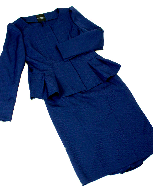 ダークネイビー光沢織柄ぺプラムスカートスーツ<br />Peplum jacket & skirt in a glossy dark navy fabric