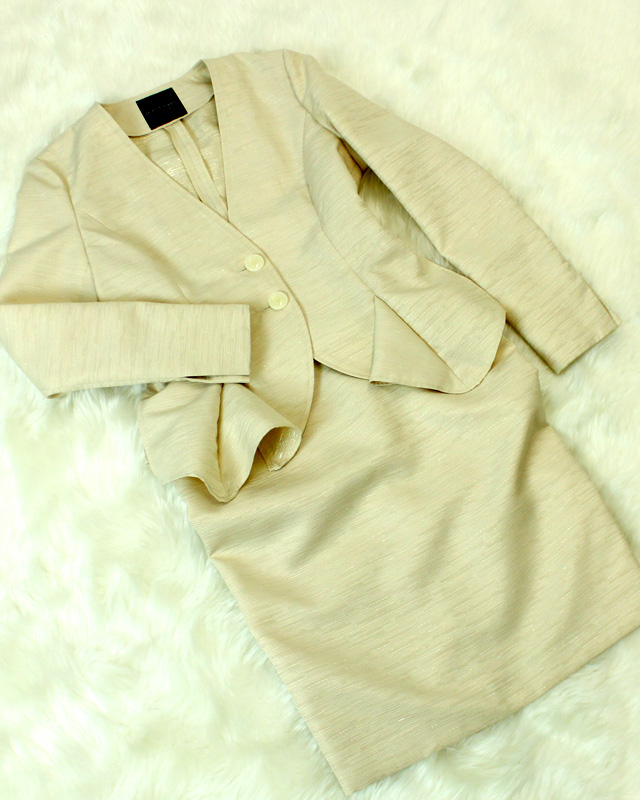 アイボリーラメ織柄ぺプラムスカートスーツ<br />Peplum jacket & skirt in a fancy ivory lamé fabric