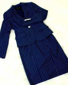 ネイビーホワイトストライプスカートスーツ<br />Jacket & skirt in navy fabric with white stripes
