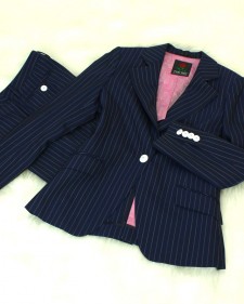裏地が可愛い！ネイビーストライプパンツスーツ<br />Dark navy pant suit with white stripes and cute pink lining