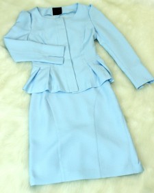 パステルブルーの織柄スカートスーツ<br />Peplum jacket & skirt with woven fabric