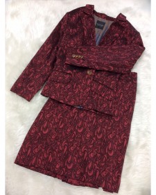 大人女性を輝かせる豪華なセット♪ワインレッドが秋らしいフリルスカートスーツ。<br />Wine Red Back Frilled Jacket & Pencil Skirt with Back Frill