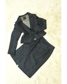 清楚でクールなダークネイビージャケットとタイトスカートの組み合わせ<br />Dark Navy Peaked Lapel Single Button Jacket & Tight Skirt with Back Vent