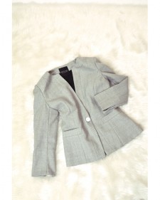 すっきりと着こなせるグレーノーカラージャケット<br />Gray Collarless Jacket