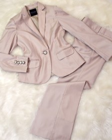 ナチュラルさと穏やかさを演出するベージュパンツスーツ<br />Beige Pants Suit