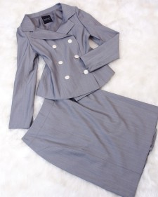 クラシカルなグレー色とSEXYなデコルテ★ダブルジャケット＆バックフリルタイトスカート<br />Double breasted Jacket with a Sexy Neckline and Tight Skirt in Classic Gray