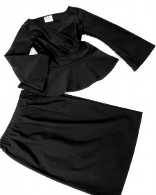 フレア袖で魔法の細身効果♪カシュクールツーピース<br />Black skirt and peplum top, with arm flattering flared sleeves