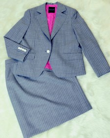 ビジネスでも裏地使いでフェミニンに♪デキる女のグレーストライプスカートスーツ<br />Gray skirt suit for the working women, with a feminine pink lining