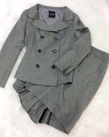 バリキャリスリムな深いストライプ織グレーのダブルジャケット＆バックフリル付きタイトスカート♪<br />Gray Stripe Figure Flattering Doublebreasted Jacket & Tight Skirt with Back Frill