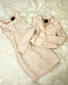 タイトなラインとスッキリしたウエストのベージュラメワンピーススーツ<br />Beige dress with a slim line combined with a single button jacket.