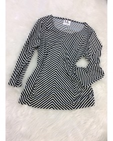 カジュアル感たっぷりの白黒ボーダー柄カットソー<br />Casual Black & White Jersey Shirt