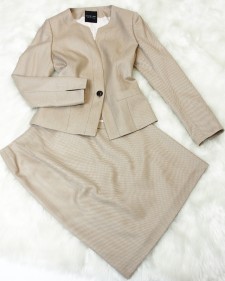 落ち着いた上品なベージュウール混生地♪ノーカラージャケットとタイトスカート<br />Luxurious beige skirt suit made of wool/silk blend fabric.