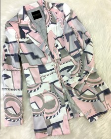 いつもの洋服を引き立たせるプッチ生地のピンクとグレーのジャケット♪Spice Up Your Outfit With This Pink And Gray Jacket In Pucci Fabric